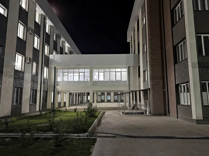 Maktab hovlisi